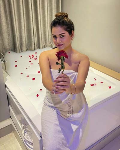 Premium Call Girls in Parel for Private Meetings